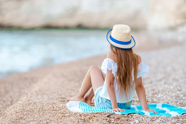 Cute little girl at beach during summer vacation — Stock Photo, Image