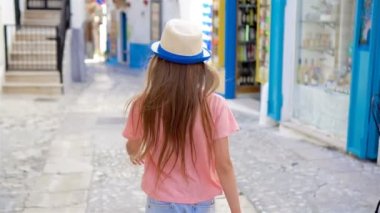 Avrupa şehrinde sevimli küçük kız açık havada