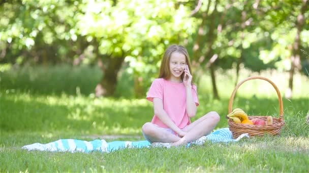 Маленька дівчинка в позі йоги в парку . — стокове відео
