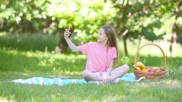 Klein meisje in yoga positie in het park. — Stockvideo