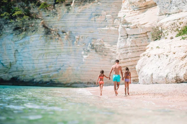 Baba ve iki kızı Karayip sahilinde — Stok fotoğraf