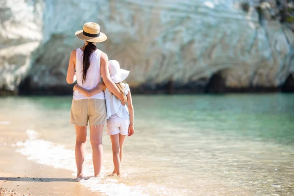 Güzel anne ve kız sahilde yaz tatilinin tadını çıkarıyorlar.. — Stok fotoğraf