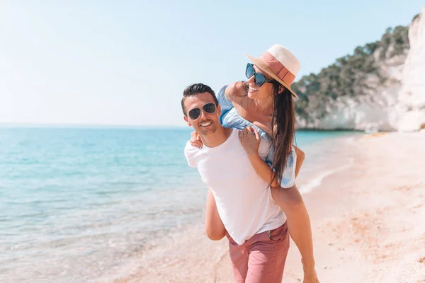 Картина щасливої пари в сонцезахисних окулярах на пляжі — стокове фото