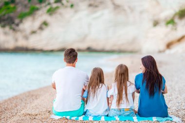 Genç aile tatilde çok eğleniyor.