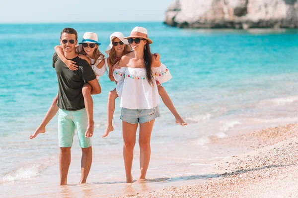 Jonge familie op vakantie hebben veel plezier — Stockfoto