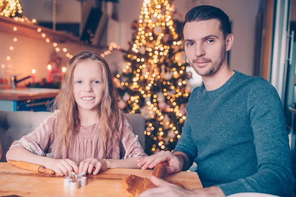 Familie backt im Weihnachtsurlaub Lebkuchen — Stockfoto