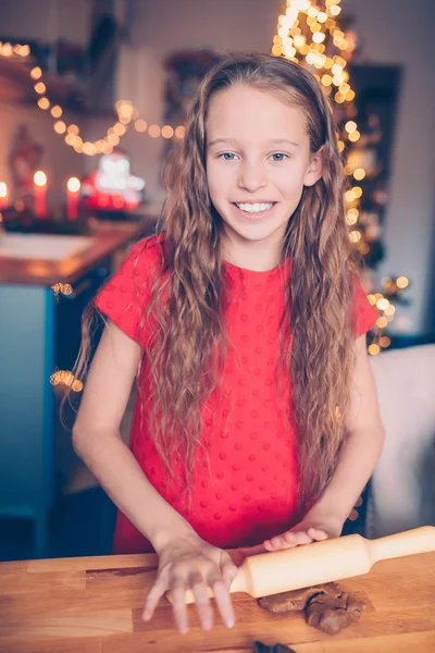 Schattig klein meisje bakken Kerstmis peperkoek koekjes — Stockfoto