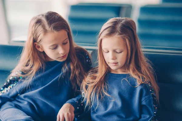 Små barn tillsammans i flygplats väntar på boarding — Stockfoto