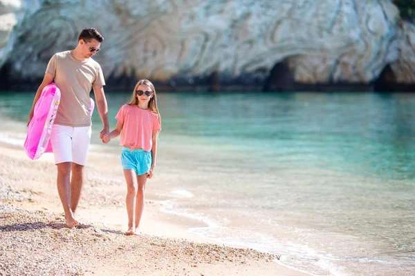 Schöne Vater und Tochter am europäischen Strand — Stockfoto