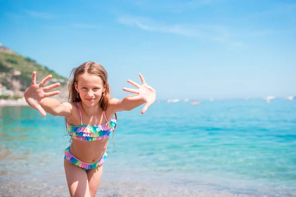 Nettes kleines Mädchen am Strand während der Sommerferien — Stockfoto