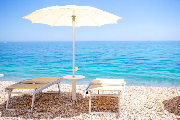 Weiße Sonnenschirme und Liegestühle am tropischen Strand — Stockfoto