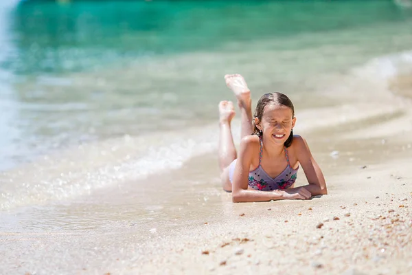 Милая маленькая девочка на пляже во время летних каникул — стоковое фото
