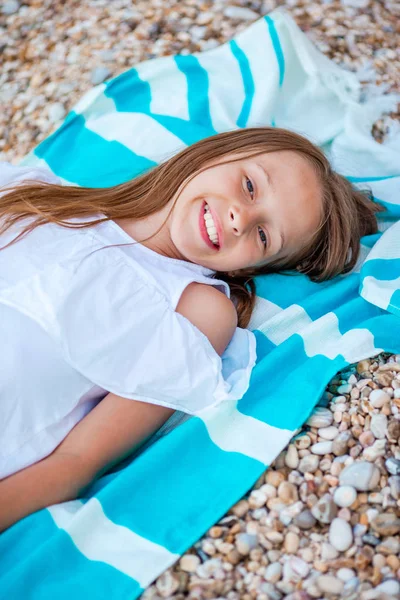 Nettes kleines Mädchen am Strand während der Sommerferien — Stockfoto