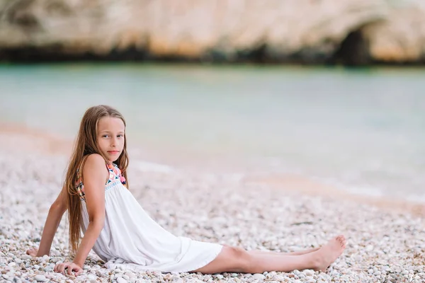 여름 방학 동안 해변에서 귀여운 소녀 — 스톡 사진