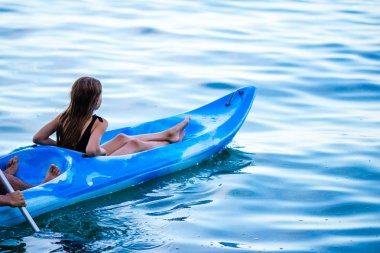 Sportif, çekici bir aile birlikte denizde kayak yapıyor.