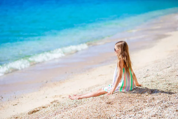 Schattig klein meisje aan het strand tijdens de zomervakantie — Stockfoto
