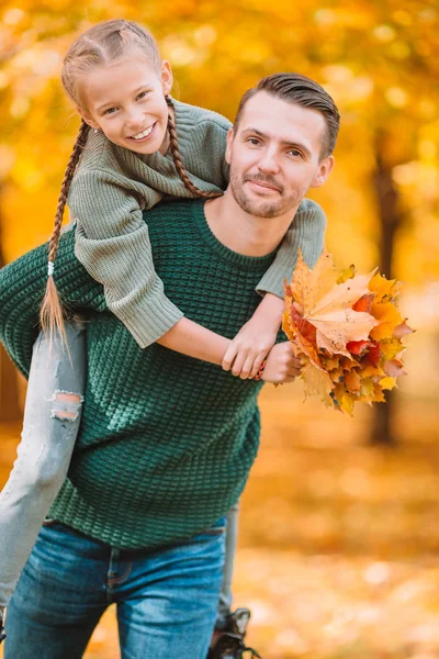 Az apa és a gyerek családja egy gyönyörű őszi napon a parkban — Stock Fotó