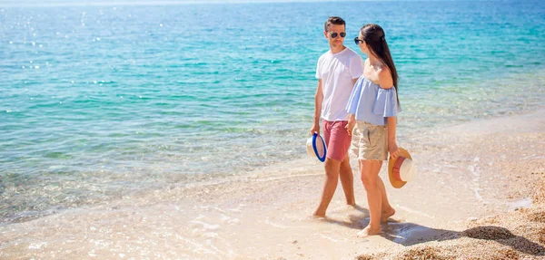 Bild på lyckliga par i solglasögon på stranden — Stockfoto