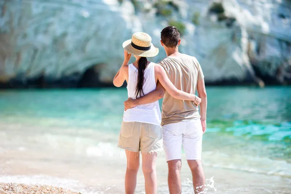 Picture of happy couple in sunglasses on the beach — Stock Photo, Image