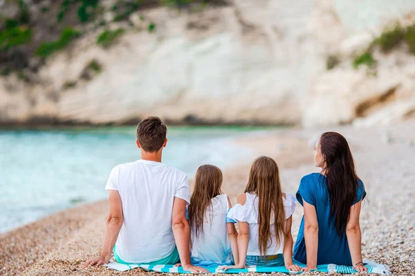 Ung familj på semester har mycket roligt — Stockfoto