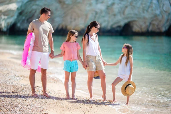 Giovane famiglia in vacanza hanno un sacco di divertimento — Foto Stock