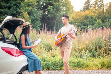 Genç çift yaz tatilinin tadını çıkarıyor.