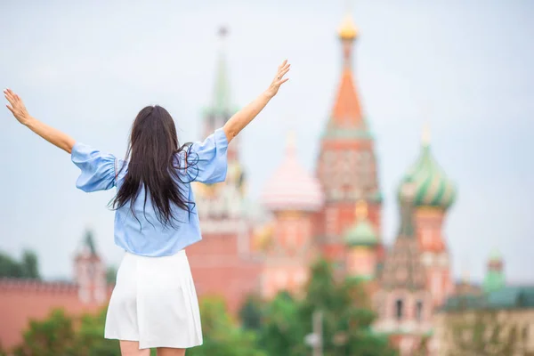 ヨーロッパの都市で幸せな若い都市の女性. — ストック写真