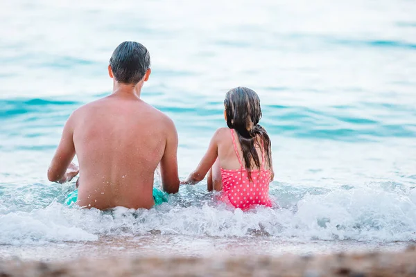 Hermoso padre e hija en la playa europea —  Fotos de Stock