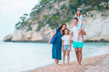 Genç aile tatilde çok eğleniyor.