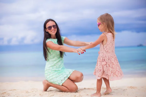 Glad familj på sommarsemester — Stockfoto