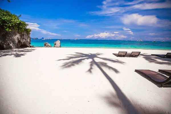 Playa tropical con hermosas palmeras y arena blanca, Filipinas —  Fotos de Stock