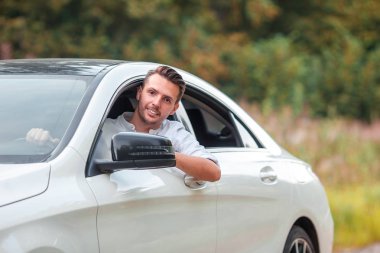 Genç turist yaz tatilinin tadını çıkarıyor.