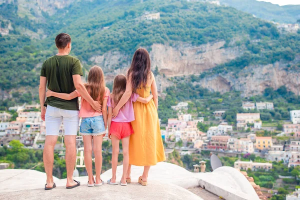 Vacanze estive in Italia. Giovane donna nel villaggio di Positano sullo sfondo, Costiera Amalfitana, Italia — Foto Stock
