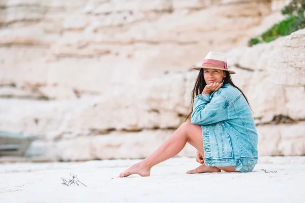 Femme allongée sur la plage profitant de vacances d'été regardant la mer — Photo