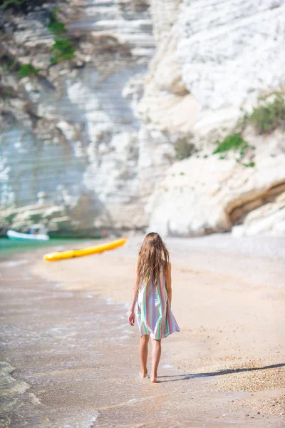 Nettes kleines Mädchen am Strand während der Sommerferien — Stockfoto