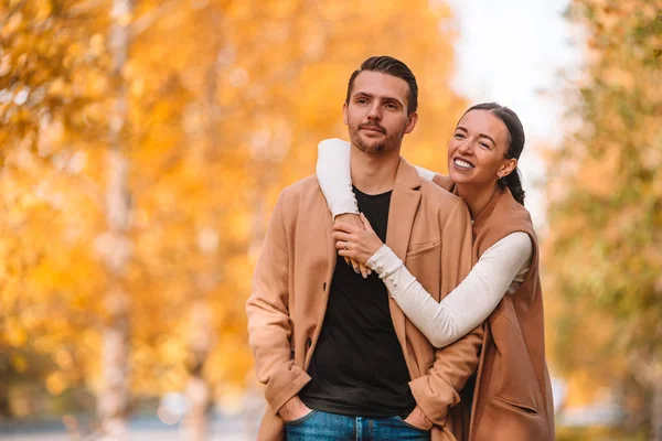 Glad familjevandring i höstparken på solig höstdag — Stockfoto