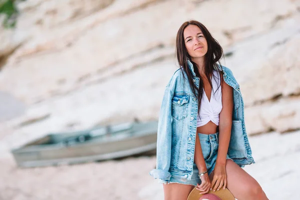 Mujer tendida en la playa disfrutando de vacaciones de verano mirando al mar —  Fotos de Stock