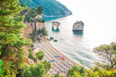 Mattinata Faraglioni yığınları ve Mergoli sahilleri, Vieste Gargano, Apulia, İtalya.