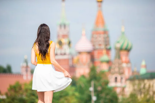 Happy young urban woman in european city. — Stock Photo, Image