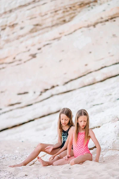 행복 한 두 소녀가 함께 노는 열대 해변에서 재미있게 노는 모습 — 스톡 사진