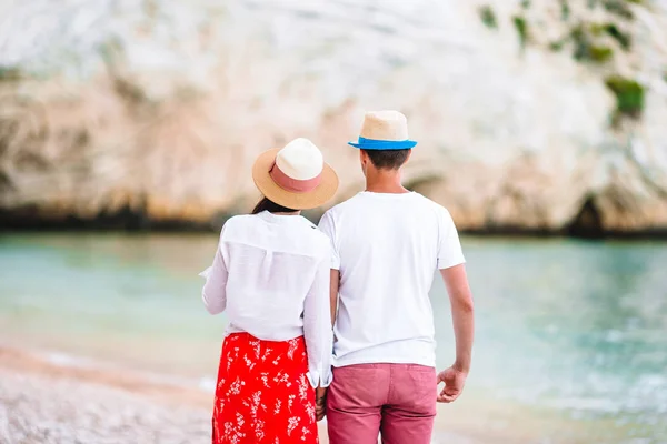 Imagen de pareja feliz en gafas de sol en la playa —  Fotos de Stock