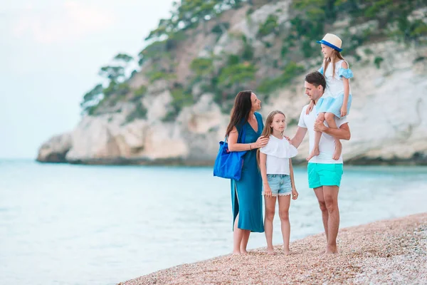 Счастливая красивая семья на белом пляже веселится вместе — стоковое фото