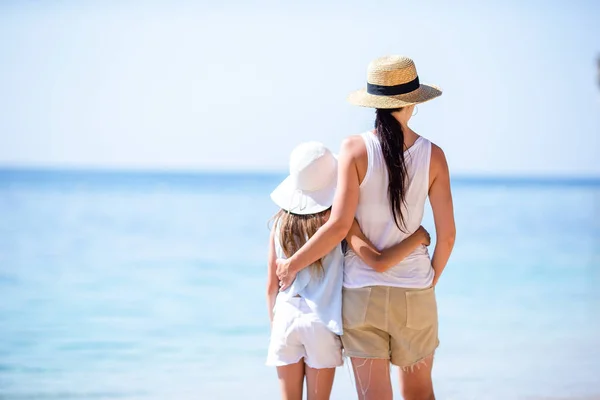 Beautiful mother and daughter on Caribbean beach — Stock Photo, Image