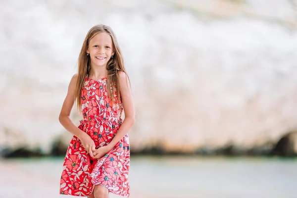 Søt liten jente på stranden i sommerferien. – stockfoto