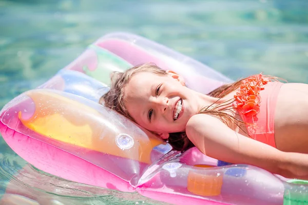Liebenswertes Mädchen auf aufblasbarer Luftmatratze im Meer — Stockfoto