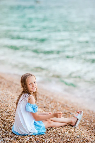 Nettes kleines Mädchen am Strand während der Sommerferien — Stockfoto