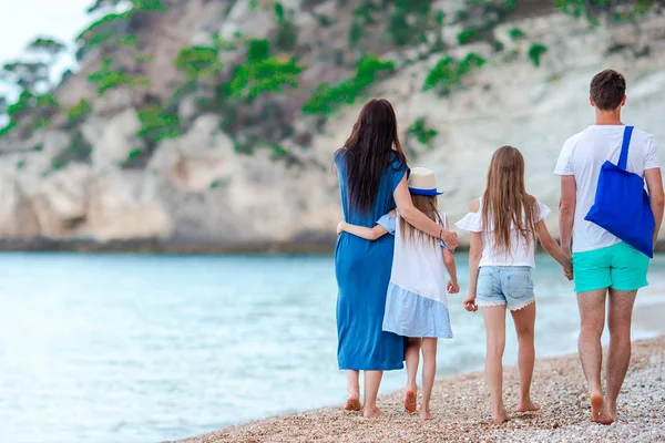 Genç aile tatilde çok eğleniyor.