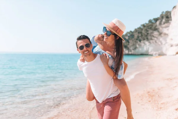 Imagen de pareja feliz en gafas de sol en la playa — Foto de Stock
