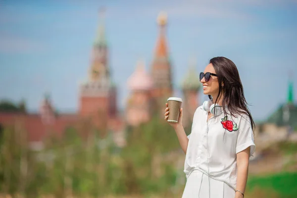 ヨーロッパの街でコーヒーを飲む幸せな若い都会の女性. — ストック写真