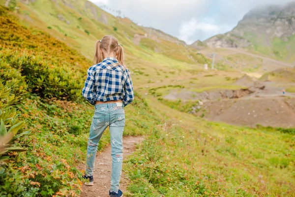 Mooi gelukkig klein meisje in bergen in de achtergrond van mist — Stockfoto